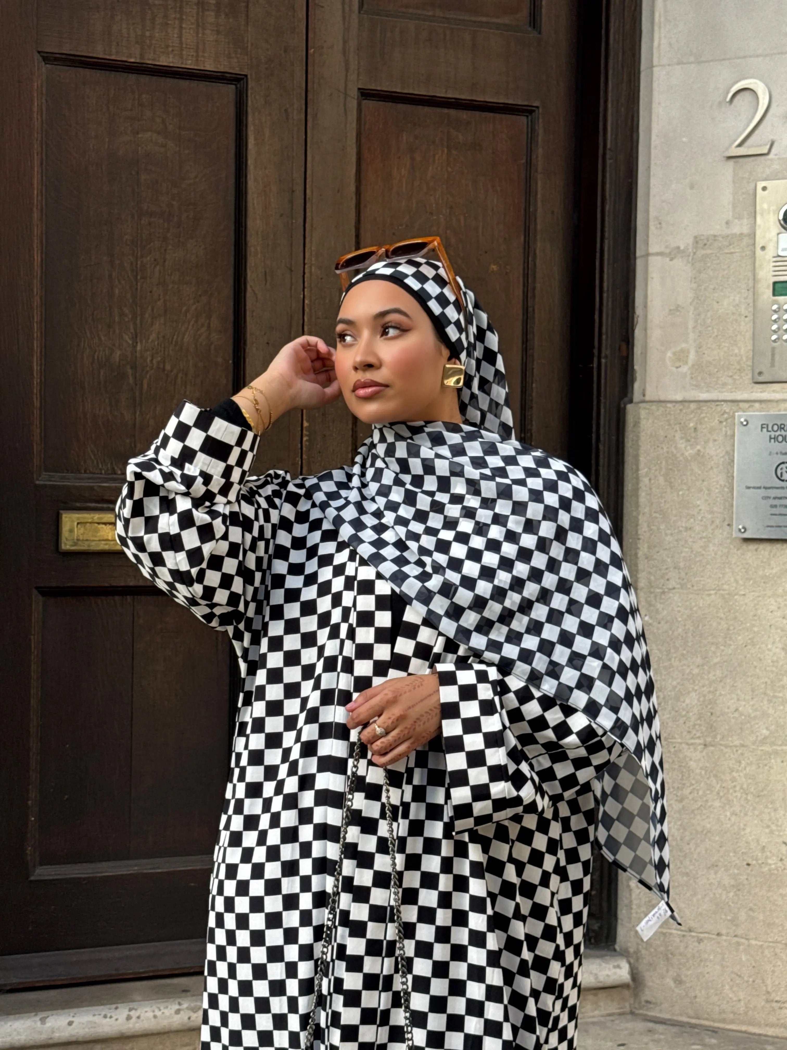 Elegance Noir and Blanc Abaya Dar-Al-Hayya