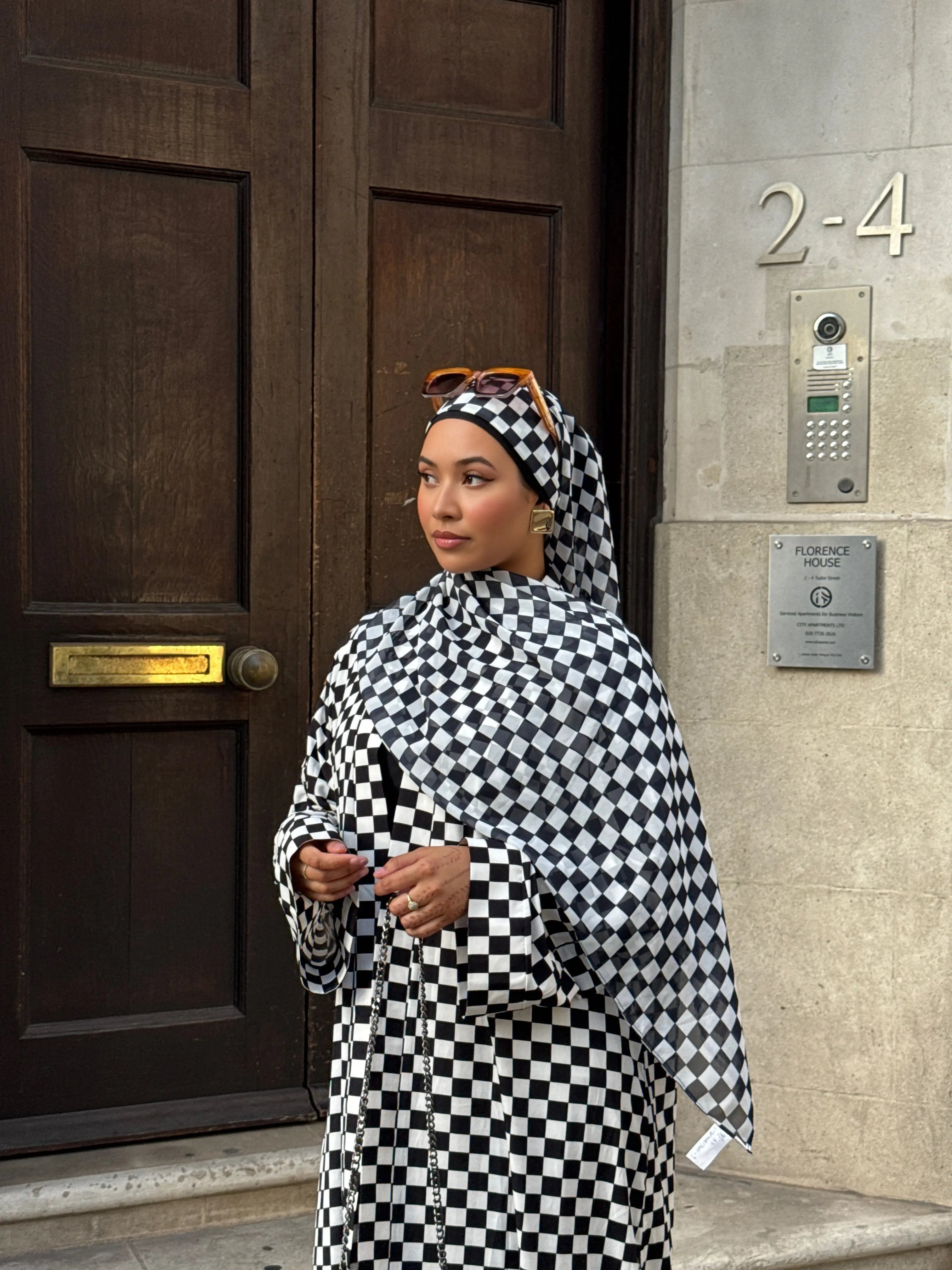 Elegance Noir and Blanc Abaya Dar-Al-Hayya