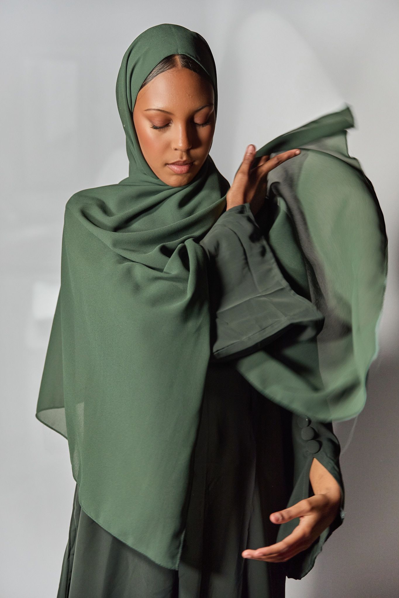 Nadia Open Abaya in Elegant Green – Modest & Stylish Outerwear