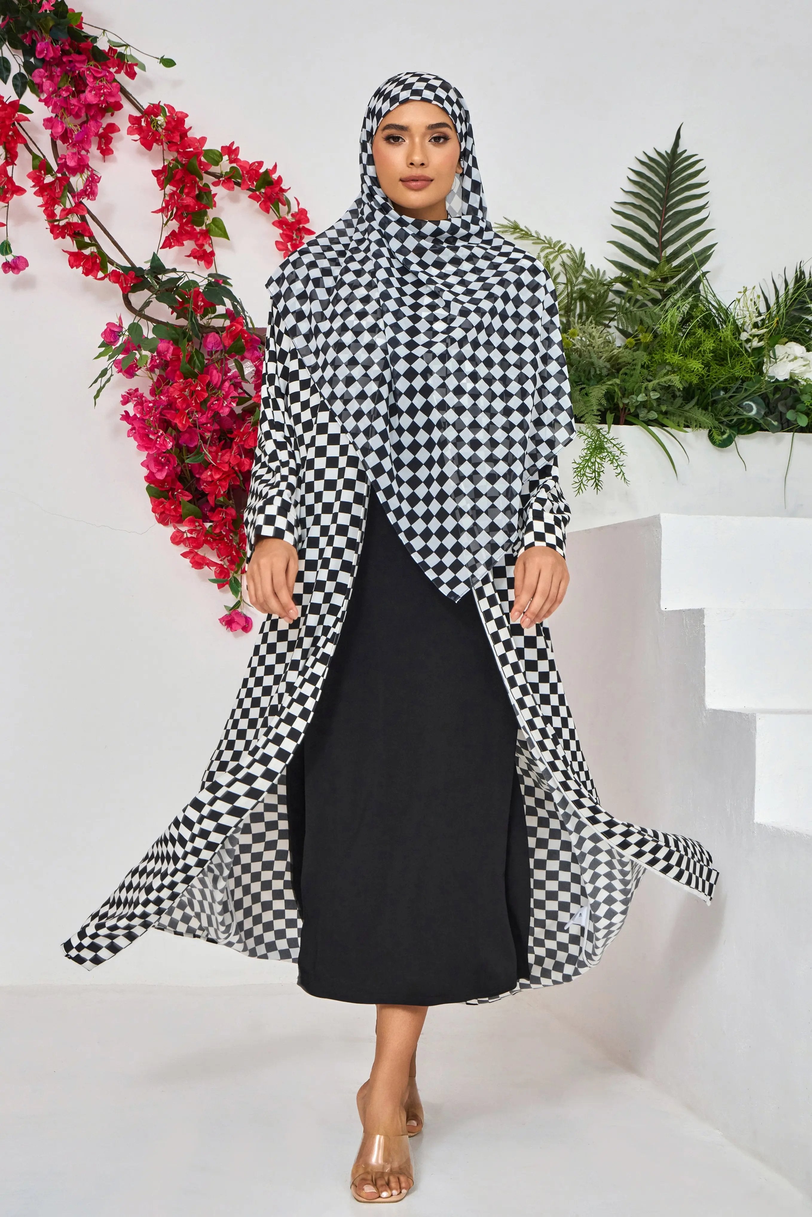 Elegance Noir and Blanc Abaya Dar-Al-Hayya